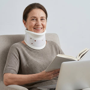 Collier cervical rigide porté par une femme 