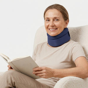 Collier pour arthrose cervical porté par uen femme 