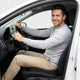 homme dans sa voiture assis sur un coussin coccyx 